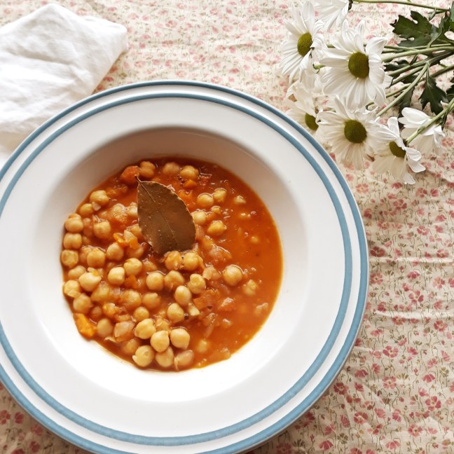 Sopa de garbanzos y verduras