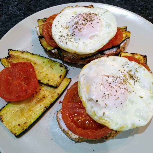 Tosta con verduras y huevo